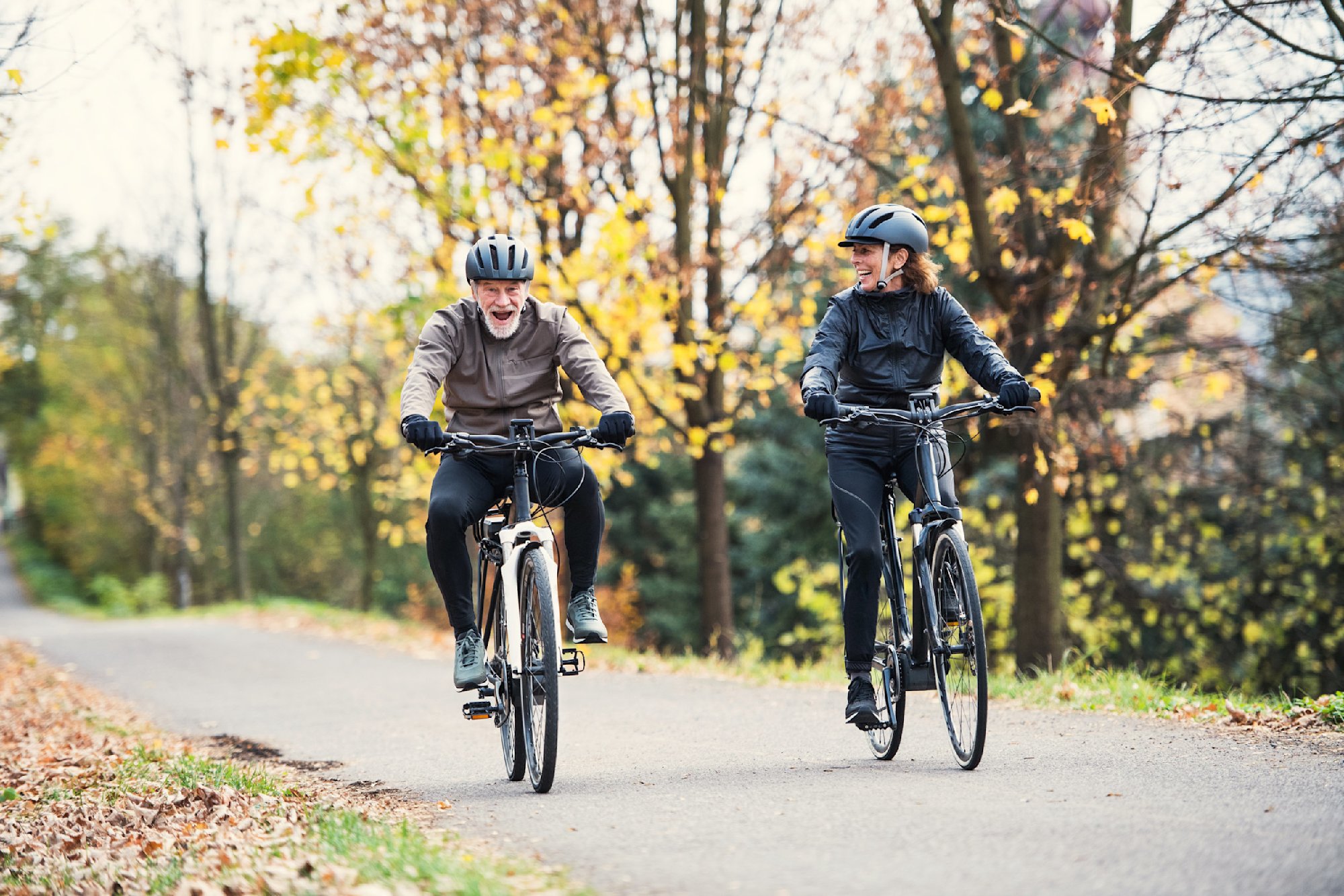 couple-riding-ebikes