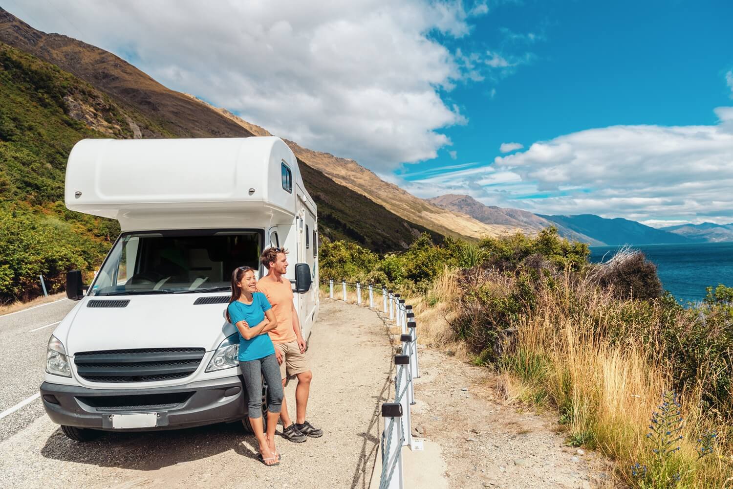 motorhome-couple-travelling