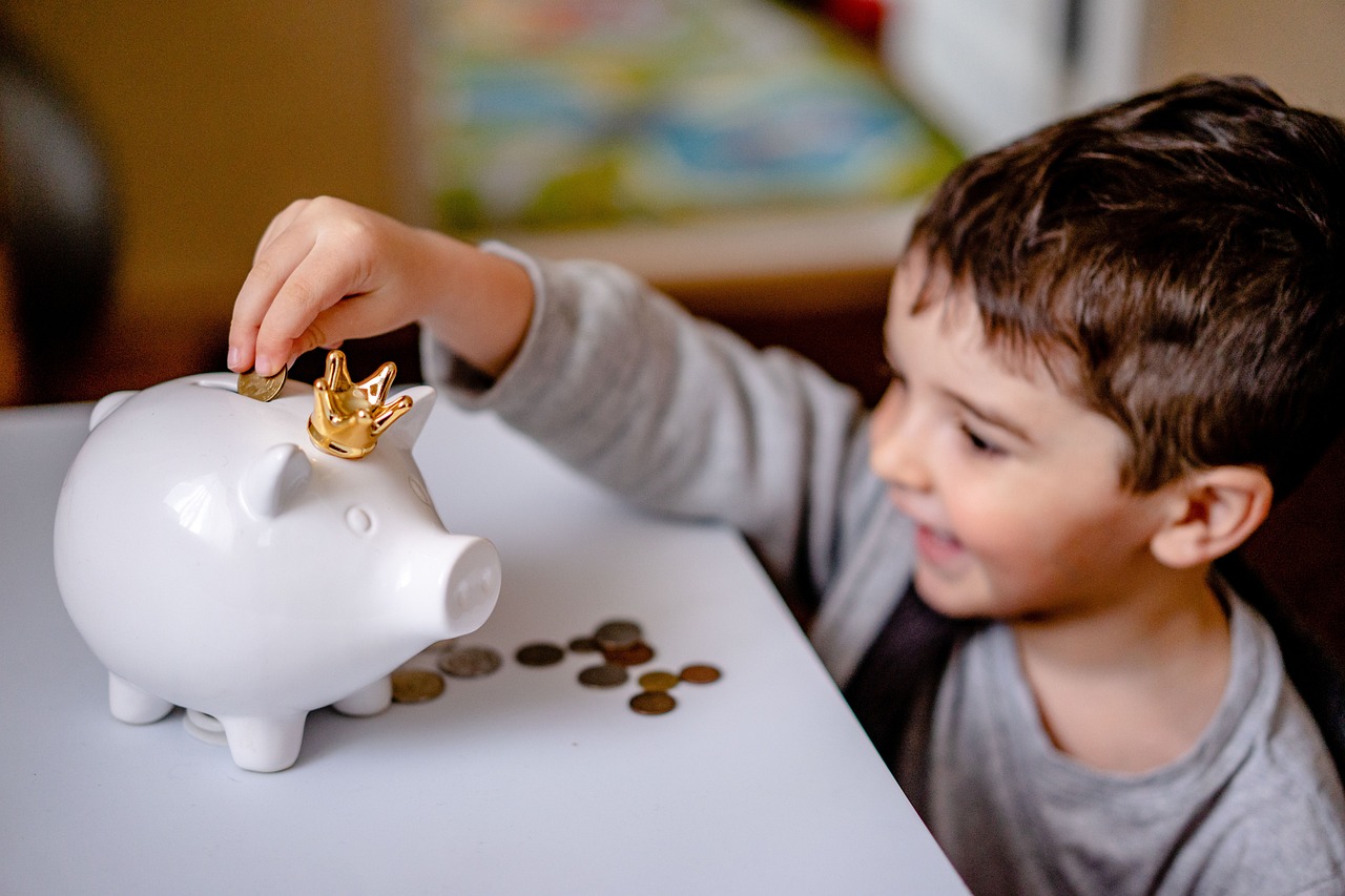 Should you be giving your kids pocket money? Here are the pros and cons